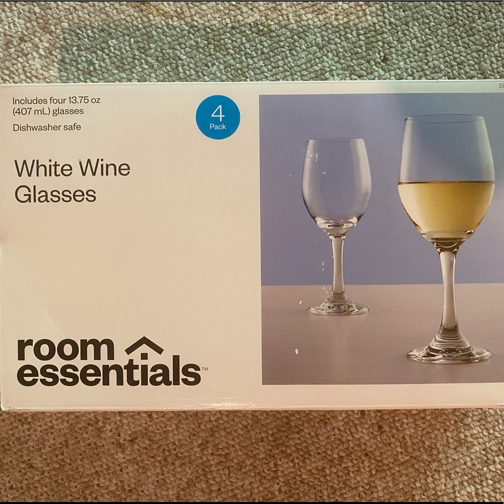 NEW Room Essentials Set of 4 White Wine Glasses